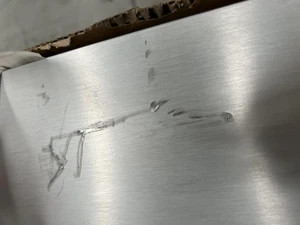 Přepravou poškozený AL. kotevní profil pro sklo 12-22 mm, boční kotvení. Bez příslušenství, povrchová úprava broušená, cena za délku 5000 mm. - slide 4